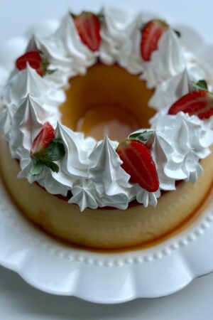Crema Volteada Redonda con Merengue y Fresas