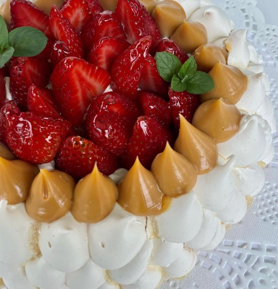Pavlova de Fresa - CLAUDIA LIVING
