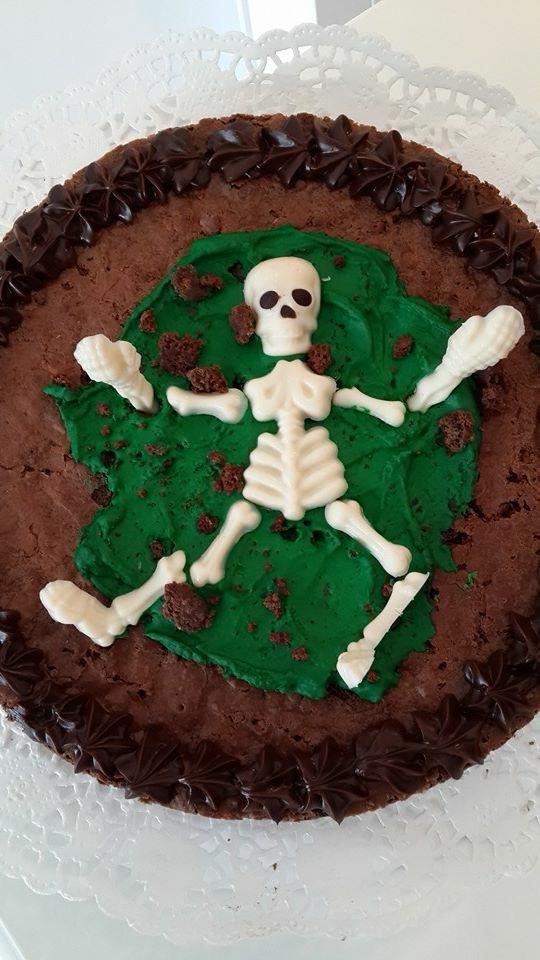 Brownie con decoración de calavera