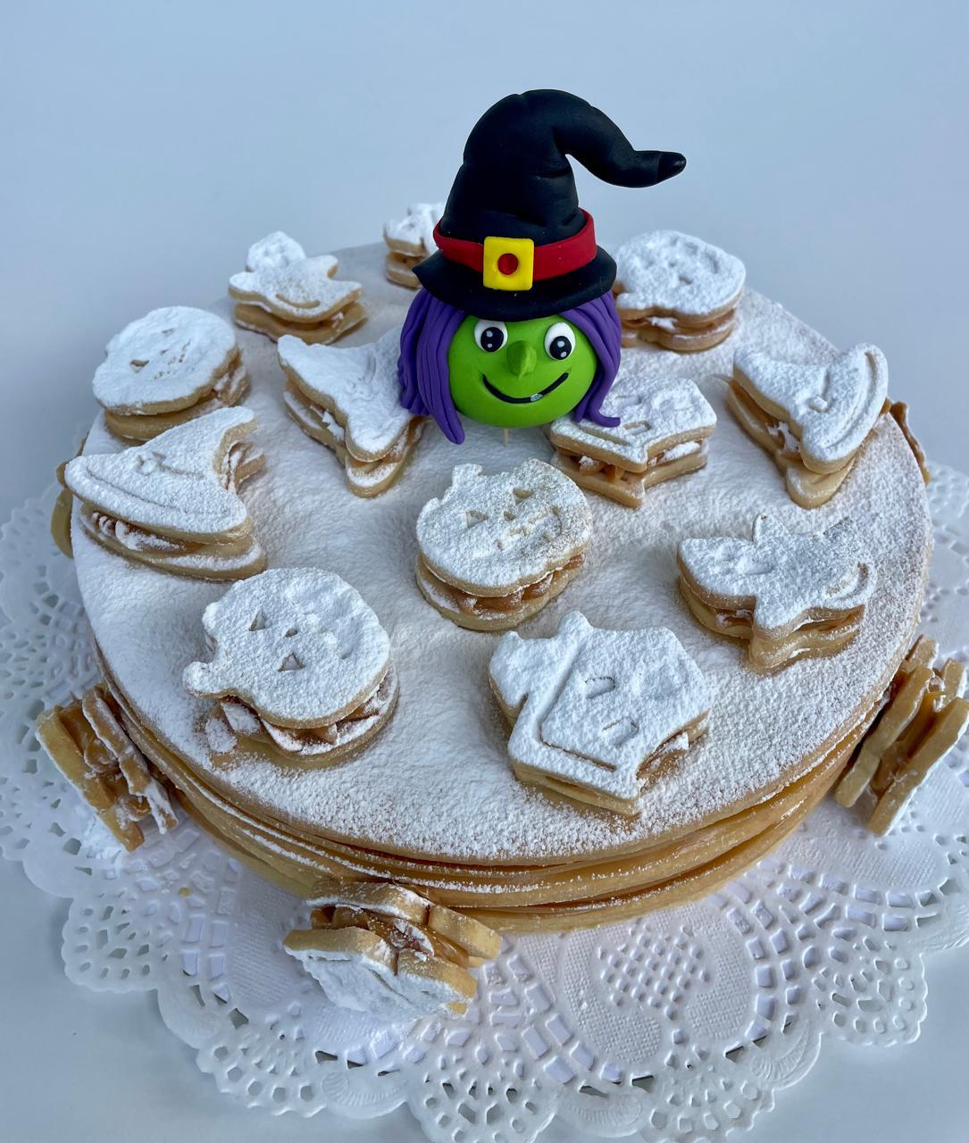 Torta de alfajor con bruja